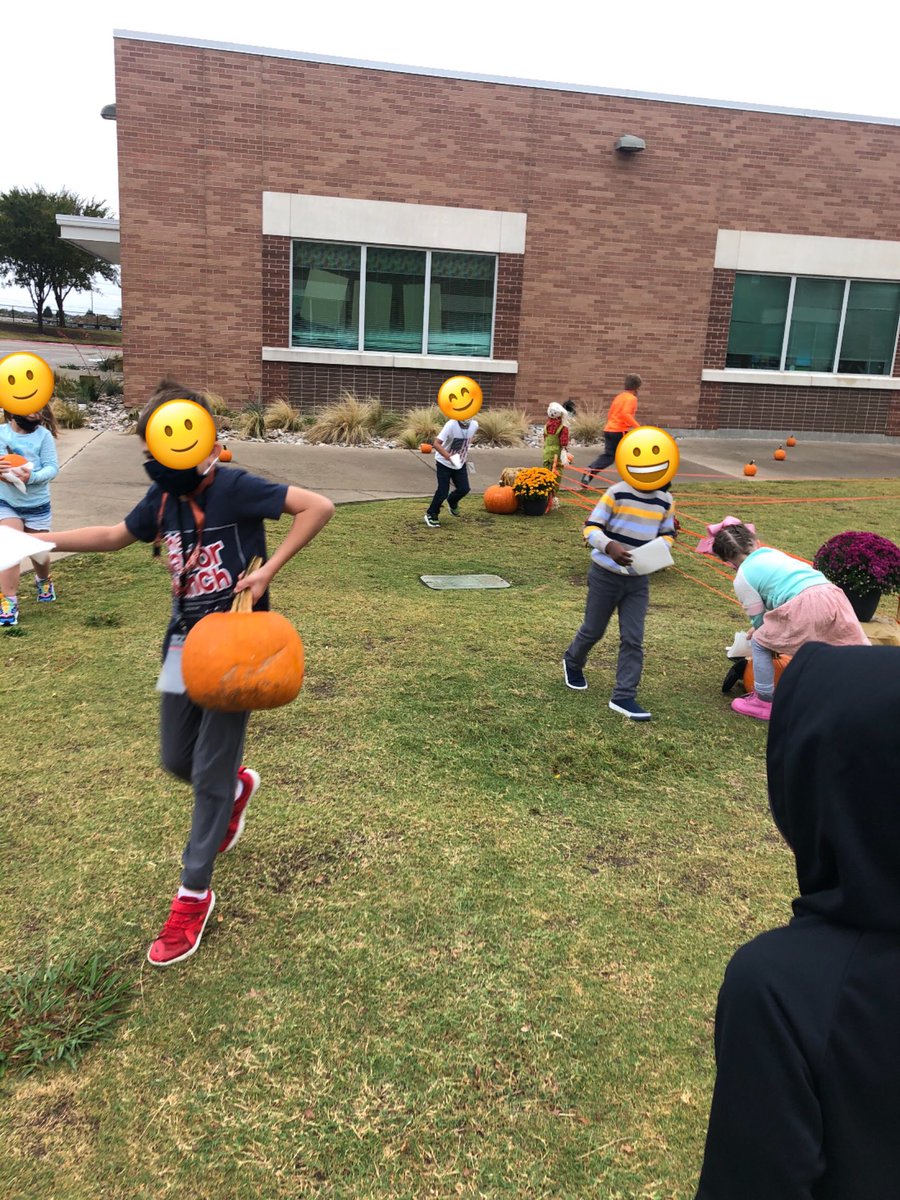 Tranglekrause's tweet photo. Covid can’t keep our kids from the pumpkin patch field trip! Our room moms brought the field trip to us! Making a difference! @TaylorElemTalk https://t.co/sndtd15WuF