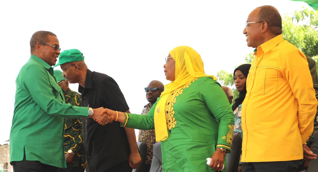 ccm_zanzibar's tweet photo. Mgombea Mwenza wa Urais wa Jamhuri ya Muungano wa Tanzania kwa tiketi ya CCM Ndugu @SuluhuSamia ahudhuria mkutano wa ufungaji wa Kampeni za Chama Cha Mapinduzi katika uwanja wa demokrasia Kibanda Maiti Zanzibar leo Oktoba 25, 2020.

#Mwinyi2020✅
#KuraKwaMwinyi
#YajayoNiNeemaTupu https://t.co/zfdowm7oCp