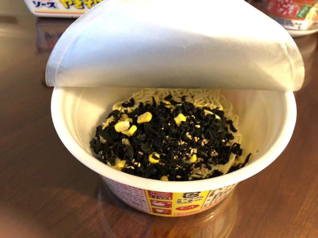 溢れんばかりの具材！！わかめ7倍・コーン11倍となったラーメン！