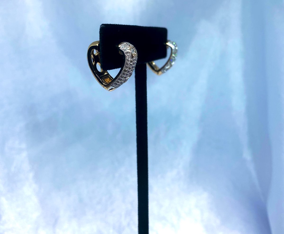 NameIsLauraa's tweet photo. Come support my husband’s &amp; my small business 🥺
We sell 925 sterling silver &amp; gold plated pieces ✨ website on my bio. 
We ship for +$7 all around US or if you’re in Raleigh/Durham we can meet up for drop off 💖 message for more info 😊 https://t.co/LsUxM70UBg