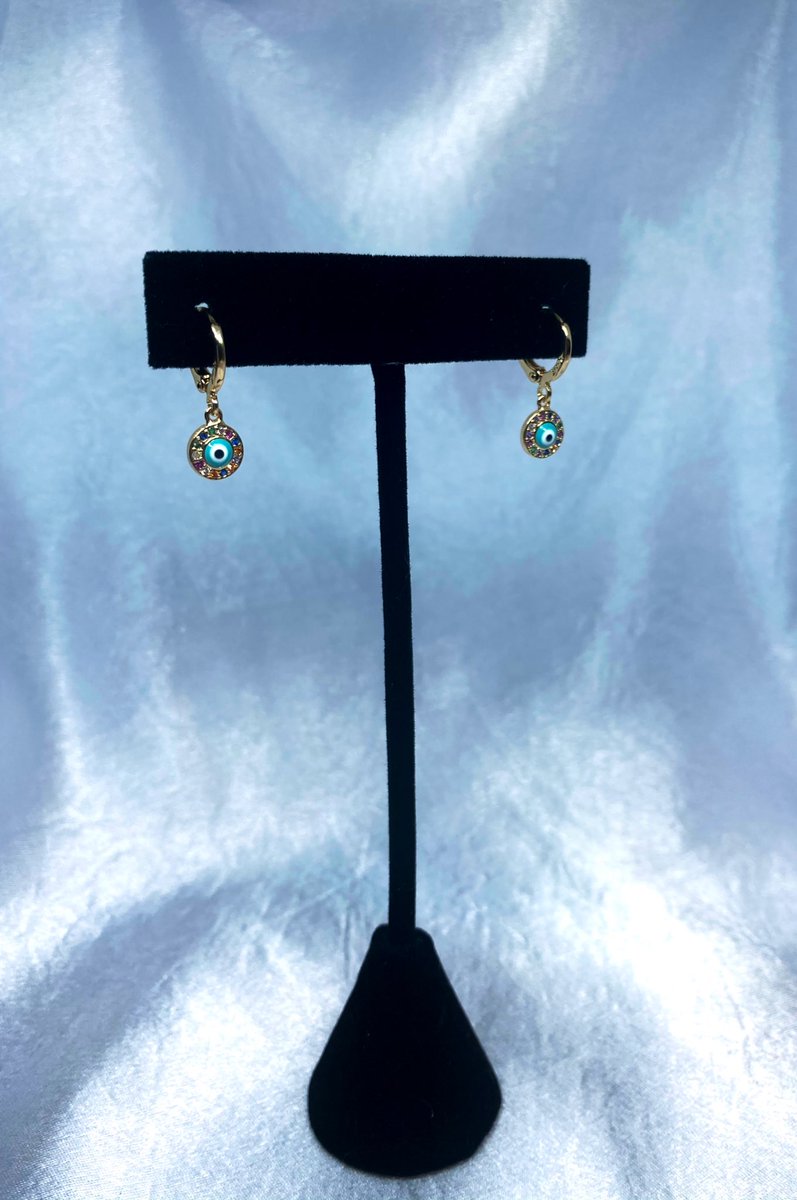 NameIsLauraa's tweet photo. Come support my husband’s &amp; my small business 🥺
We sell 925 sterling silver &amp; gold plated pieces ✨ website on my bio. 
We ship for +$7 all around US or if you’re in Raleigh/Durham we can meet up for drop off 💖 message for more info 😊 https://t.co/LsUxM70UBg