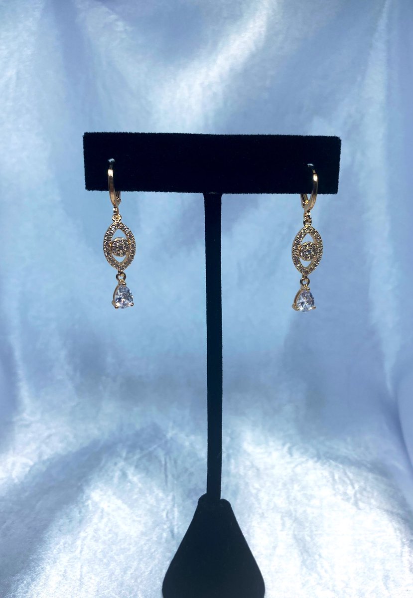 NameIsLauraa's tweet photo. Come support my husband’s &amp; my small business 🥺
We sell 925 sterling silver &amp; gold plated pieces ✨ website on my bio. 
We ship for +$7 all around US or if you’re in Raleigh/Durham we can meet up for drop off 💖 message for more info 😊 https://t.co/LsUxM70UBg