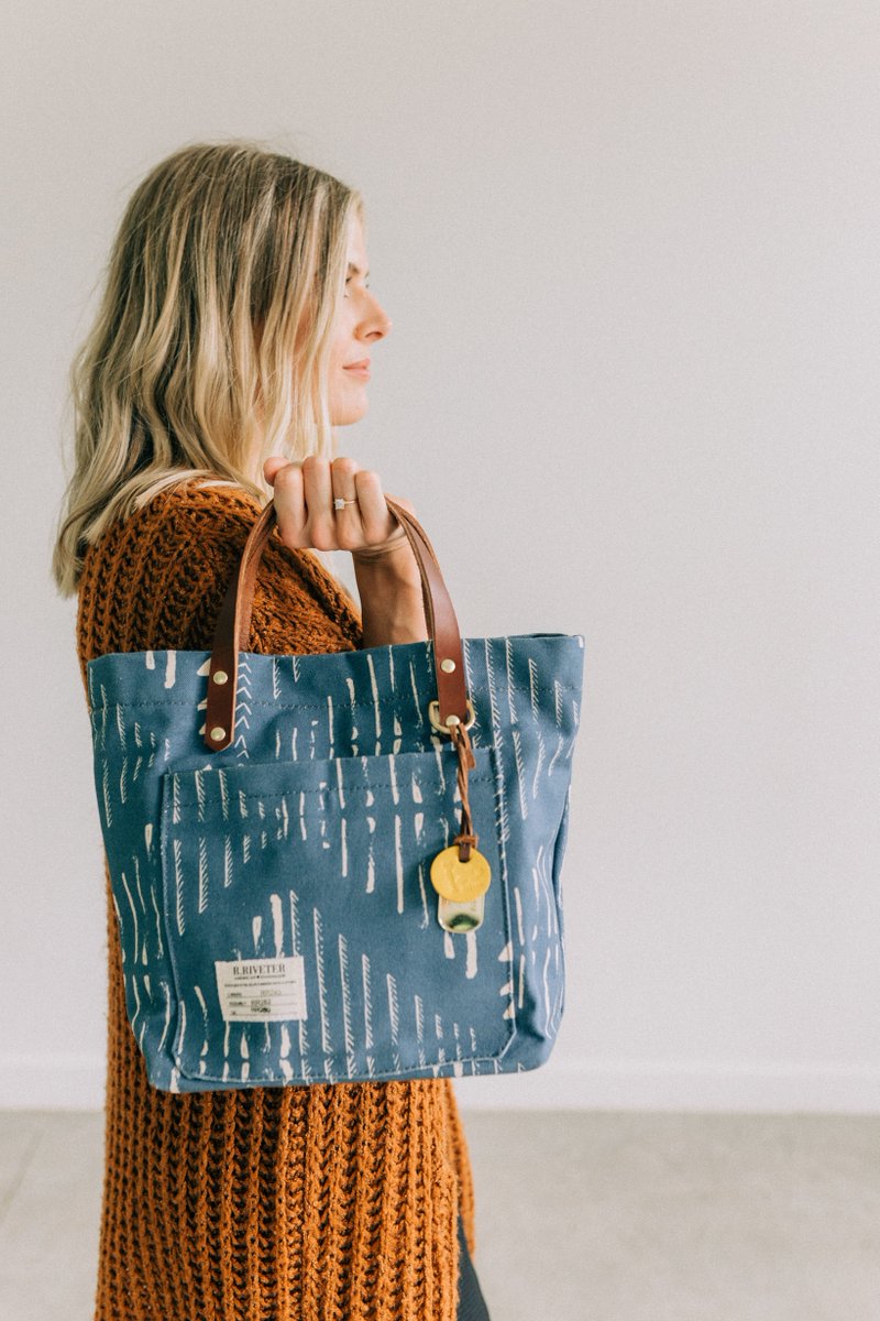 What's your go-to brunch uniform? 🍋 For us, a weekend #OOTD always includes the 🆕 Taylor Brunch Tote in Indigo Mud - perfect for your Sunday essentials. bit.ly/2Hv47DF