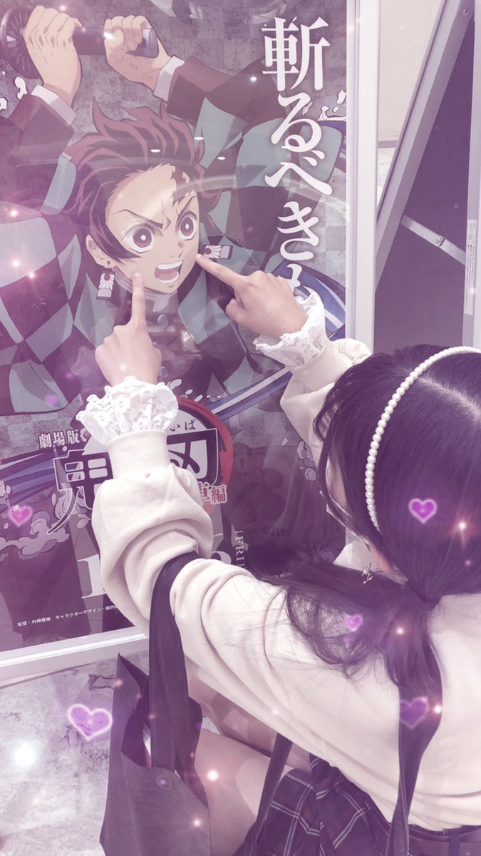 AMU_amu_0512's tweet image. 炭治郎の看板があったから撮ってきたよ💓まだ観てないけど！！😭💧
髪が大変なことになってるのはスルーしてください💦💦💦
オーキャンだったから服とか微妙だけどあと3回は観に行く予定なのでちゃんと量産してネイルしてぬい持ってまた写真撮る😸✨
(看板には触れてません🥺💦)