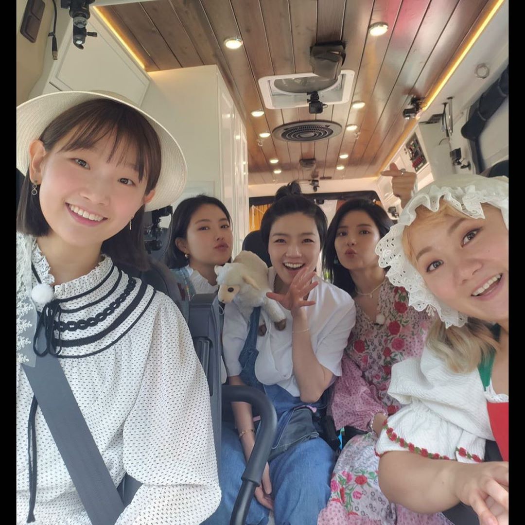 they really had so much fun and getting closer. I want to join Gamsung Camping 🥺💙

#GamsungCamping #SonNaeun #Solar #ParkSodam #YoungMi #ParkNaRae #CampingVibe