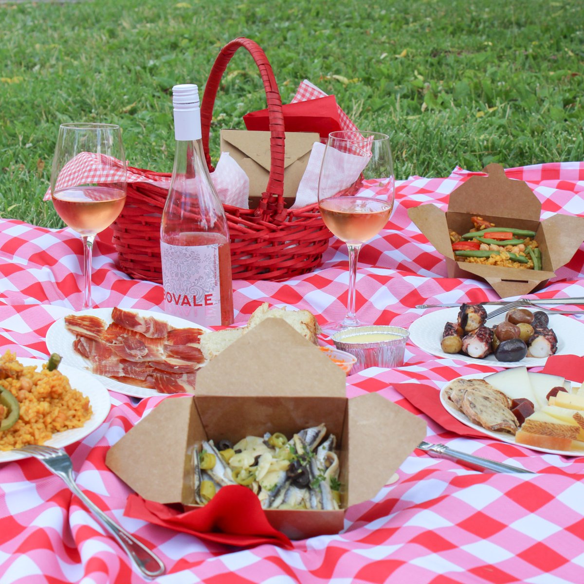 🇺🇸Two are always better than one. Surprise your loved one with a delicious #Picnic. Order yours at (202)775-37-13. #TabernaAlabardero