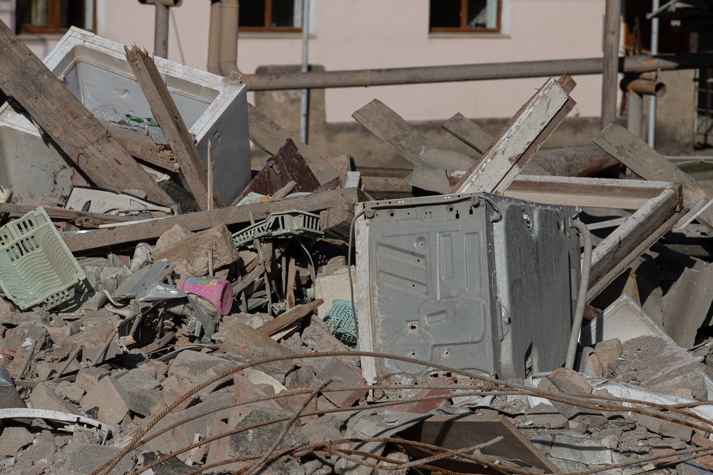 8731's tweet photo. Unbelievable, but an old lady living in this house destroyed by #Azerbaijan army’s missile survived and is getting treatment in a hospital. #StopAliyev #StopErdoghan #StopAzerbaijainiAggression #ArtsakhStrong https://t.co/TU9MRJlAcD