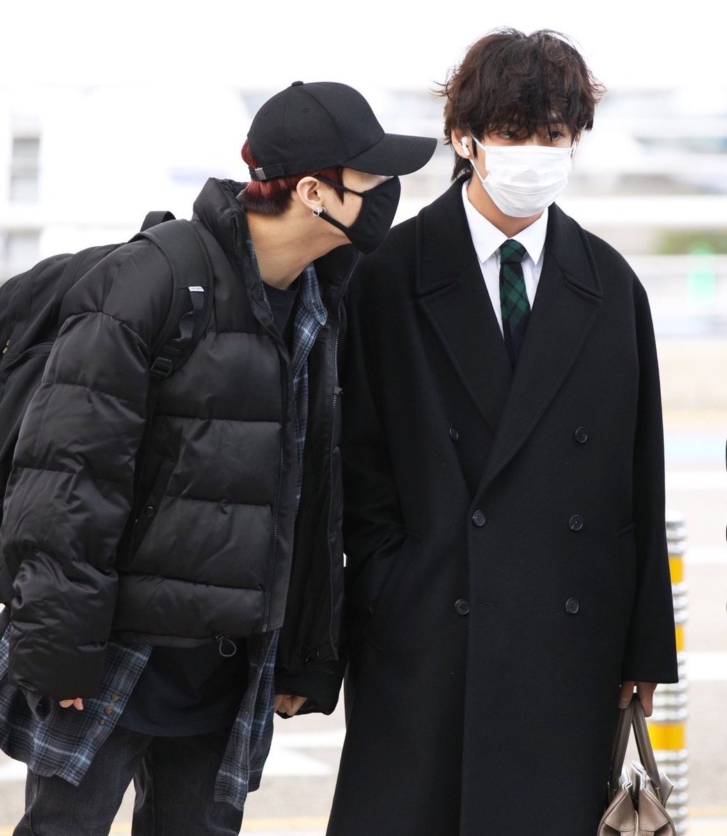 Taekook airport fashion "art student and his e-boy boyfriend"–a much needed thread: