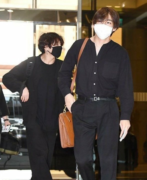 Taekook airport fashion "art student and his e-boy boyfriend"–a much needed thread: