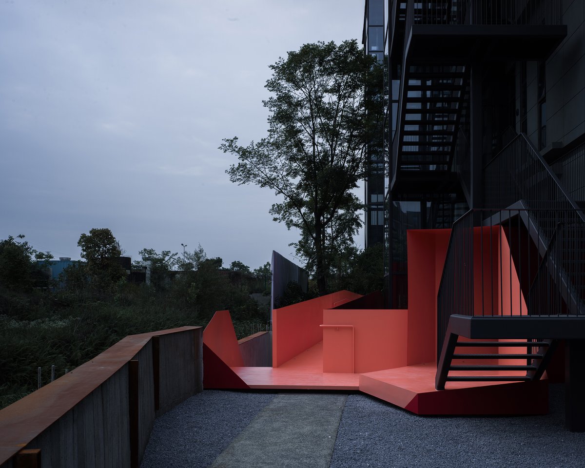 The architects of this #building hoped to provide users with an interesting office space. #archi https://t.co/MVtvkkhOMS https://t.co/NqhUyUJL7K