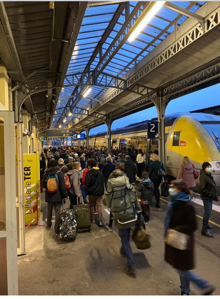 nyounay3's tweet photo. Sans commentaires , la gare d’Auxerre à 17H41 ! ⁦@Djebbari_JB⁩ ⁦@olivierveran⁩ #COVIDー19 https://t.co/fOQXjXuowZ