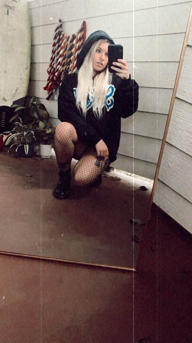 megmyd's tweet photo. Posting these here bc I looked hot af the other night 🥵 https://t.co/iDCqc67Cm1