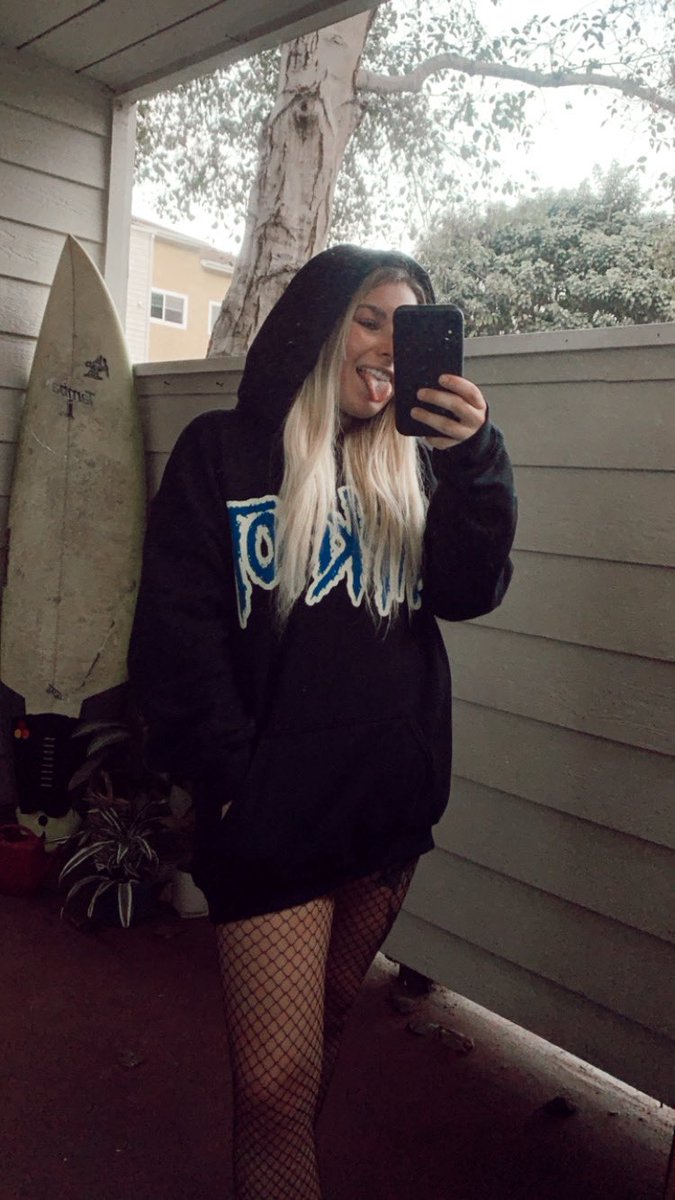 megmyd's tweet photo. Posting these here bc I looked hot af the other night 🥵 https://t.co/iDCqc67Cm1