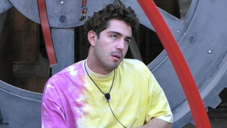Tommaso era riuscito a risollevarsi e organizzare una serata piacevole ma Oppini in mezzo secondo ha collaborato a mettergli i bastoni tra le ruote.
MA CONTINUATE A SALVARLO PERCHÈ SECONDO VOI