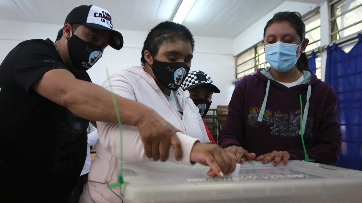 FOTOS | Acompañada de su familia: Así fue la votación de Fabiola Campillai en local de San Bernardo bit.ly/35qE096 #ADNVozYVoto