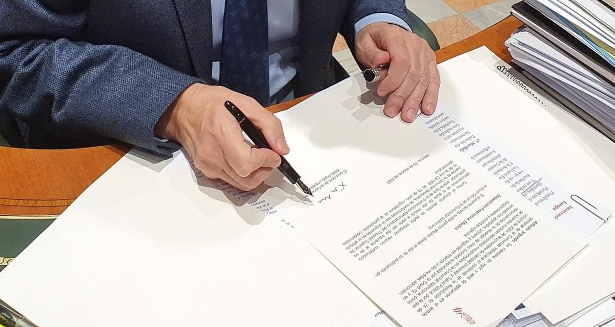 ximopuig's tweet photo. Acabo de firmar el decreto de aplicación del Estado de Alarma, que entra en vigor en este instante ratificando así las medidas de la Generalitat que se aplican desde anoche en la Comunitat Valenciana: restricciones nocturnas de 00 h a 06 h y reuniones limitadas a 6 personas. https://t.co/MShjn0XMhs