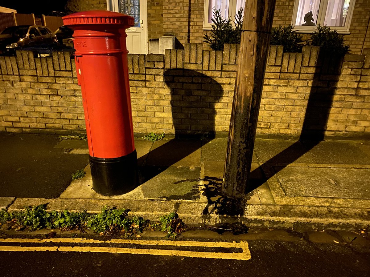 w72pnfreelib's tweet photo. The St Marks Road Free Library is GONE!

Exhibit A: The Old Library in situ 25 October 2020 (requiescat in pace)

Exhibit B: The scene of the crime.

*The St Marks Road Free Library will rise again.* ✊📚

 (I just need to pop up the street to get another cheap plastic box) https://t.co/alIPkjnOVz