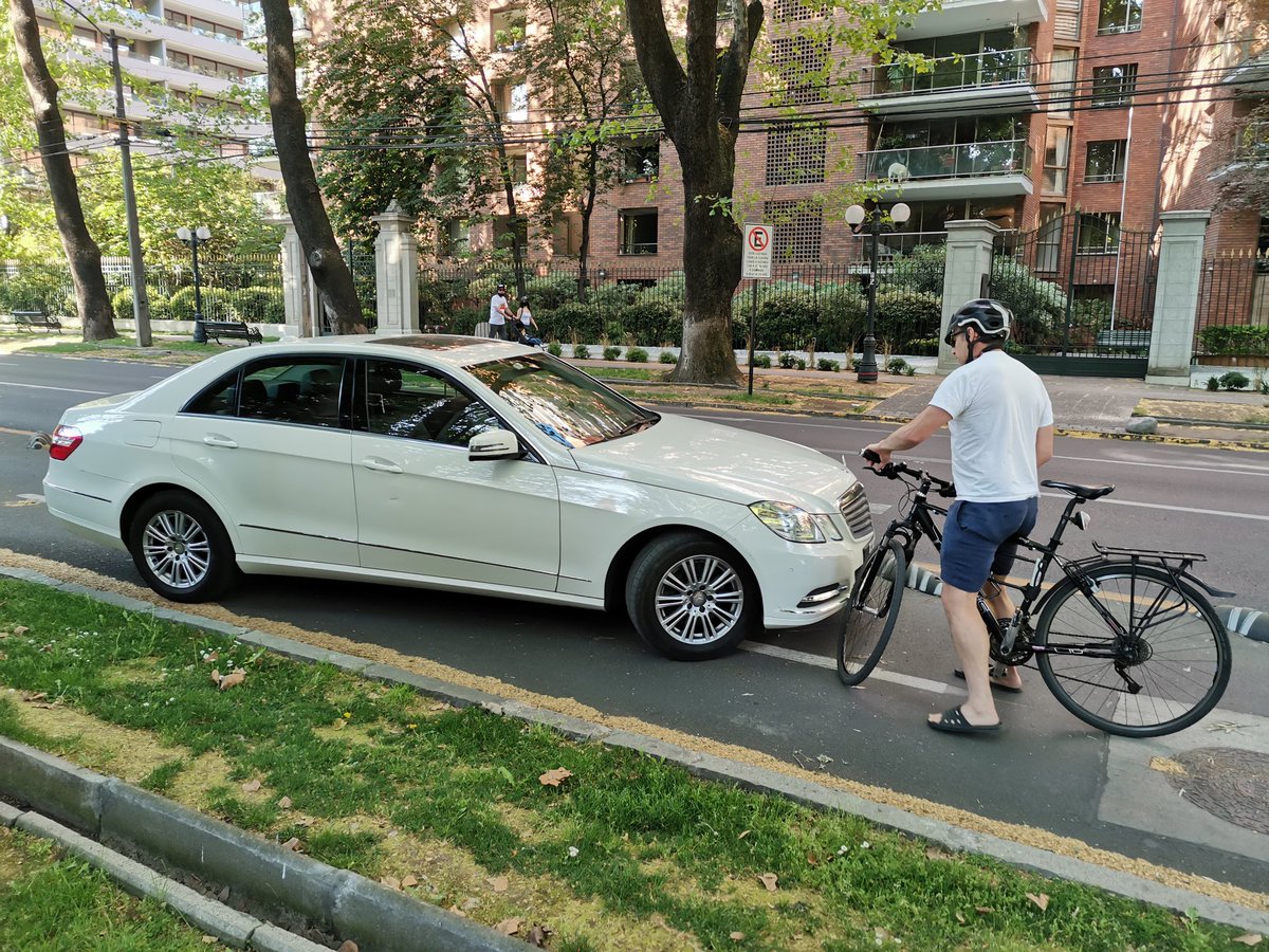 micahortuzar's tweet photo. Este señor no reaccionó muy bien Cúando un ciclista le indicó que estaba conduciendo por una ciclovía... https://t.co/KNzE8kVLUO