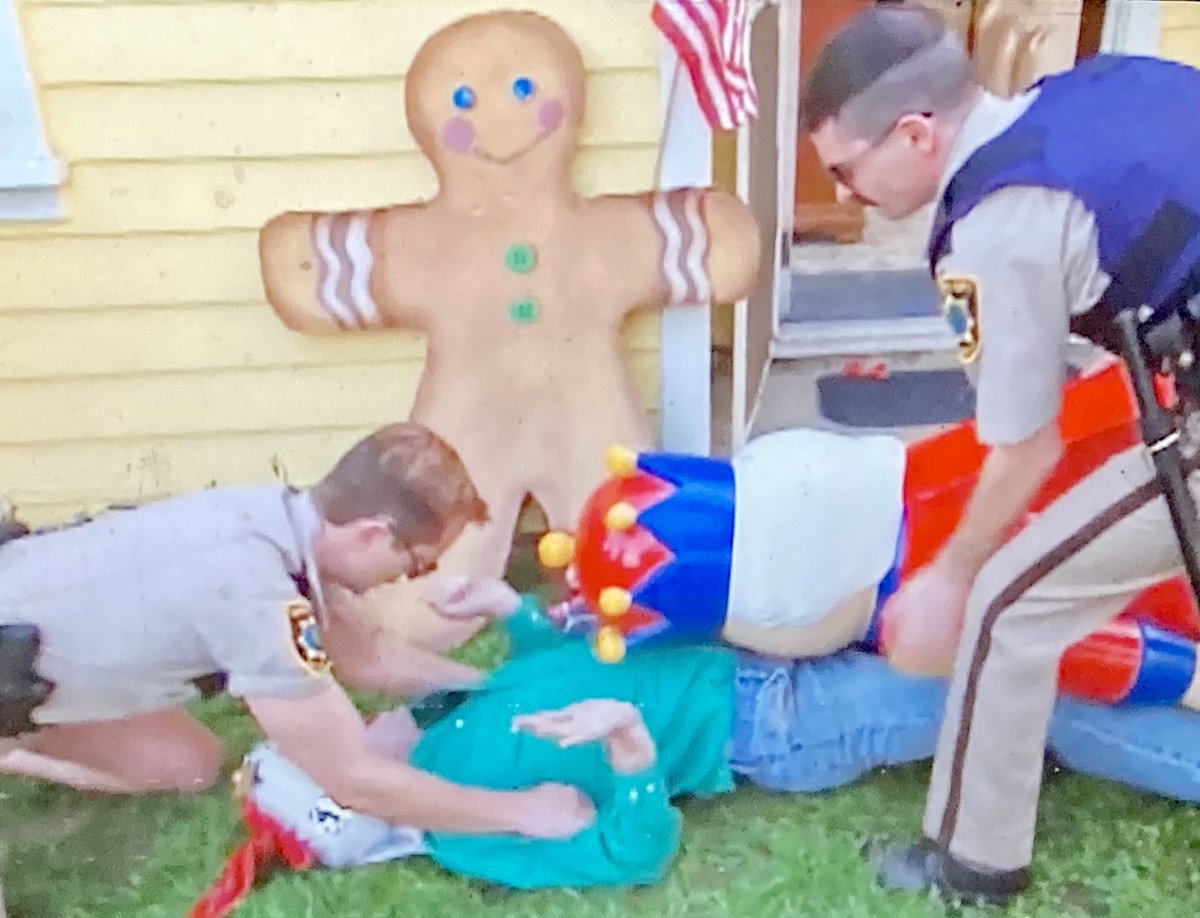 sweetnessrisin's tweet photo. Basic attire @RashisTVUgly #reno911 @thomaslennon #robertbengrant #travisjunior #colorcopy #thestate
@communiess @CommRewatchPod If you’ve never watch the State you haven’t lived😻🤣🤣🤣🙌
🐒❤️💋🇮🇹 @KenMarino @KerriKenney https://t.co/pa5cfhjciy
