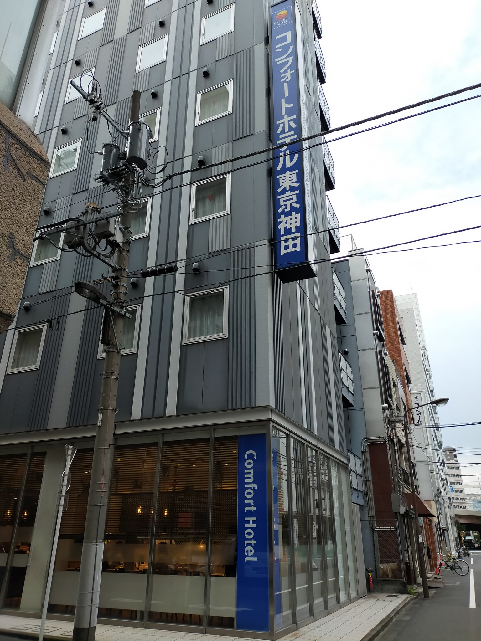 ホテルのデスク環境 On Twitter コンフォートホテル東京神田 神田 広いデスクと複数のコンセント ベット横のも使える デスク上にライトはあるが電気スタンドも別途借りられる 部屋の室内灯は自宅並の明るさがあり デスクワークに支障なし 周囲にお店や