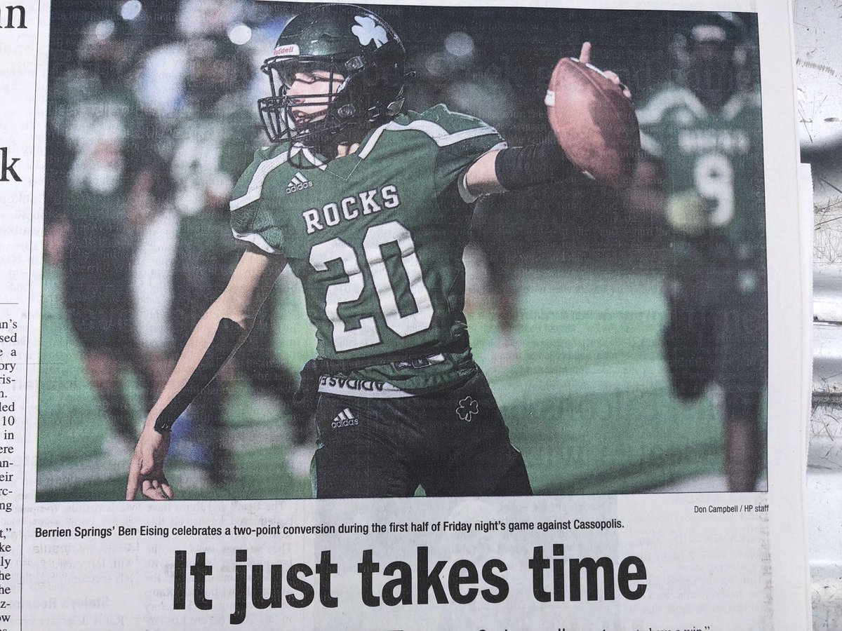 BerrienSports's tweet photo. Ben Eising celebrates 2 pt conversion picture courtesy of the Herald Palladium https://t.co/w8DB4lY8na