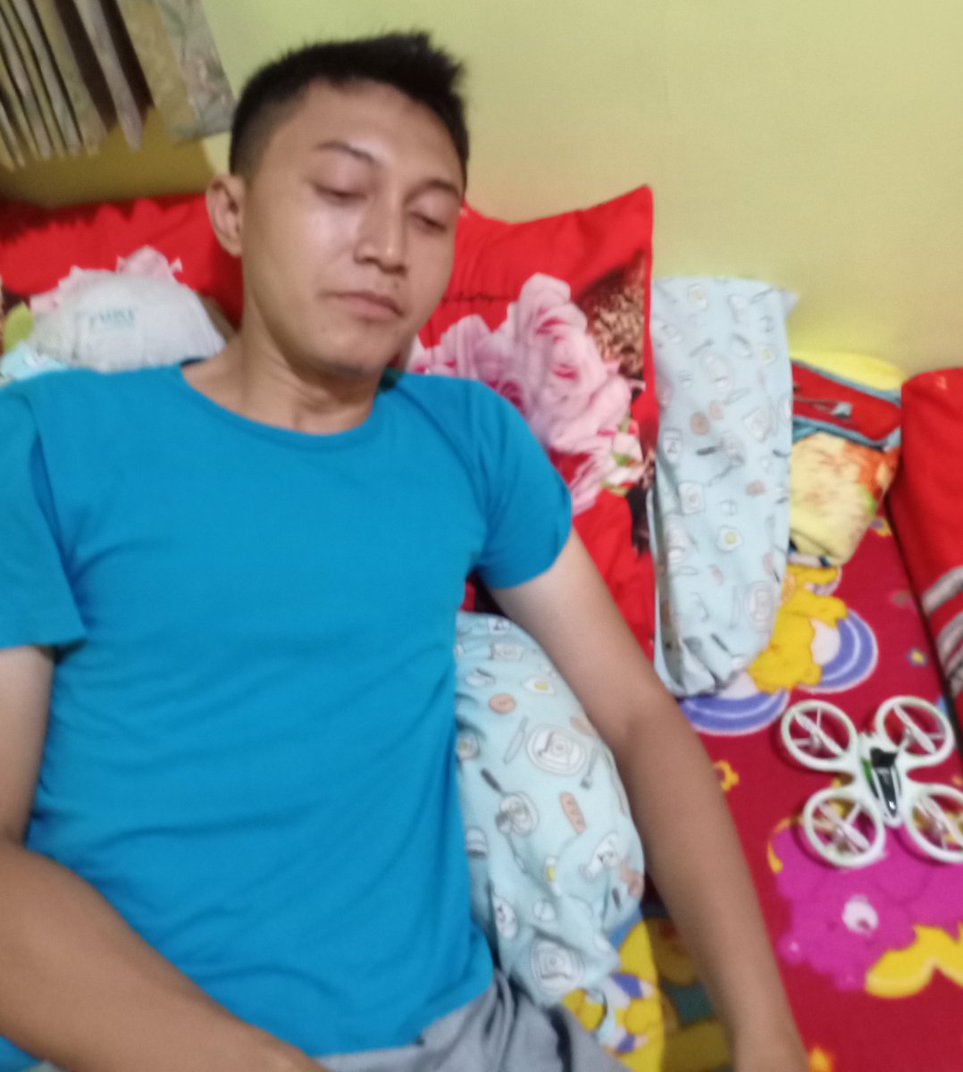 yustisika's tweet photo. abis magrib ditinggal nyusun mainanya izan bentar aja udahh molor...ehh pas mau difoto do'i sadar dong dan langsung bangunn 🤣🤣 suka heran, punya suami doyan banget tidooooor 😂🤭 https://t.co/7q95Z7CMGc