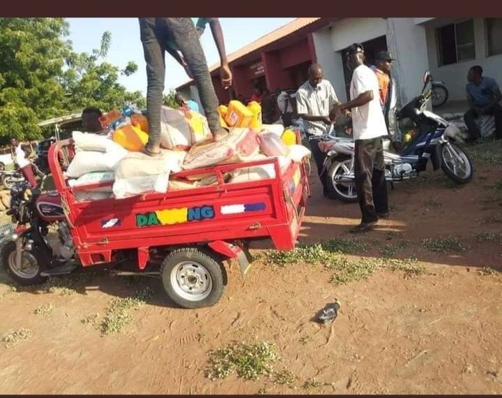 _serinet's tweet image. Taraba government begin distribution of COVID 19 palliatives 
📸: @OloriSupergal 

#basedonwhat #vipvendor