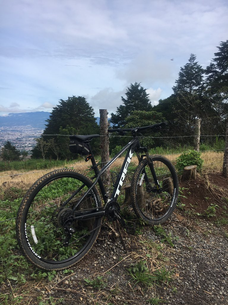 yeyomorado's tweet photo. Tourcito en cleta 🚵🏽⛰💀 #mtb #cleteando #montañeando https://t.co/Vzyy07C9qO