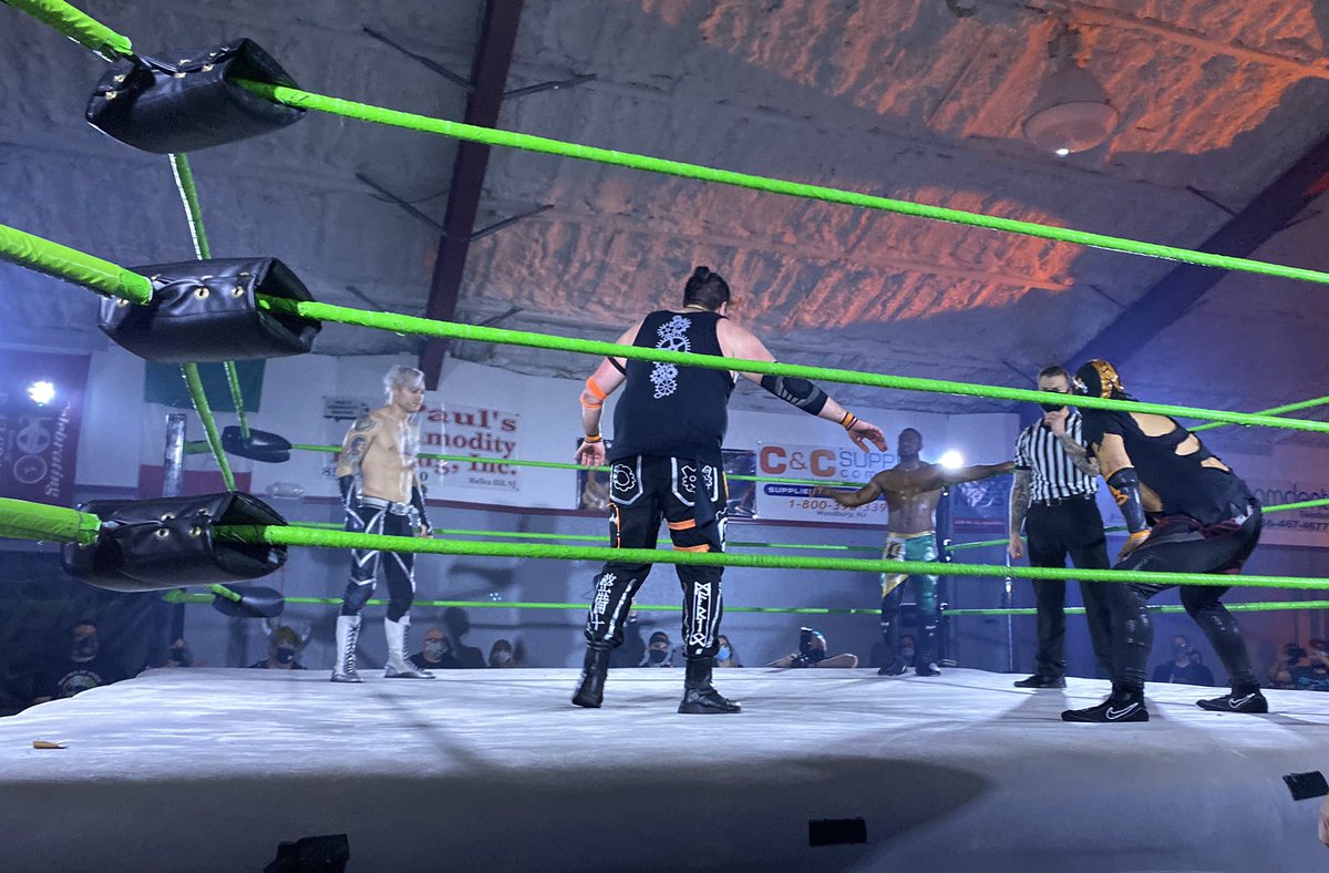 MelissaMets's tweet photo. This match was 🔥🔥🔥 #SynergyShadows @FrightmareLucha @EricCorvis @The__Whisper @synergywrestle https://t.co/1xDCm8Ealb