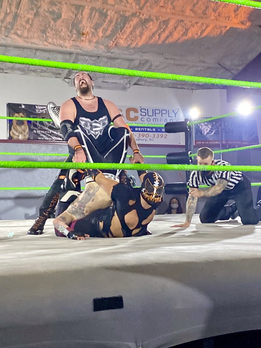 MelissaMets's tweet photo. This match was 🔥🔥🔥 #SynergyShadows @FrightmareLucha @EricCorvis @The__Whisper @synergywrestle https://t.co/1xDCm8Ealb