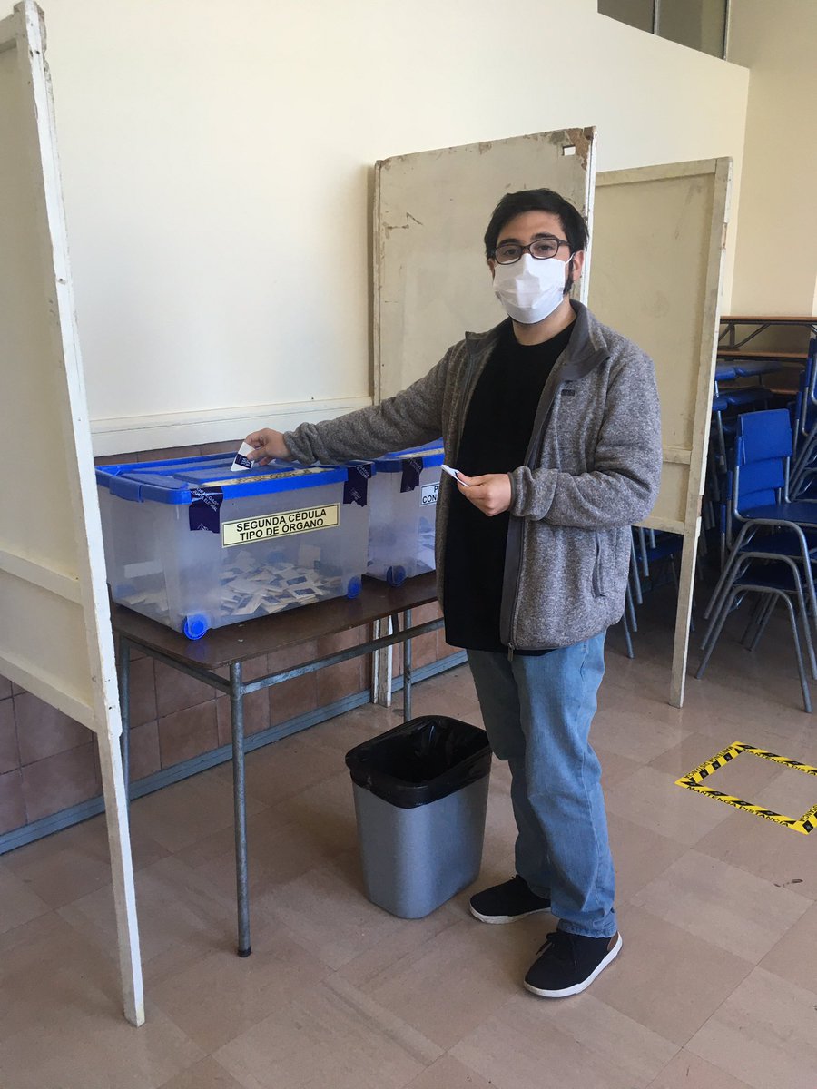 SerSanhueza007's tweet photo. Emocionante proceso el que vive 🇨🇱. Hoy a través de las urnas, con un lápiz y un papel manifestamos la soberanía popular. Por los que lucharon, por los que luchan y las futuras generaciones. https://t.co/R6TQz4VEqG