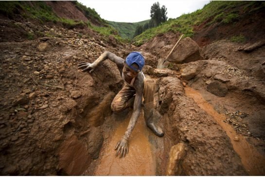 L'aspect économique liés au coltan et autres ressources rares présentes au Kivu ne font qu'entrenir le conflit avec l'implication des grandes puissances et multinationales occidentales.