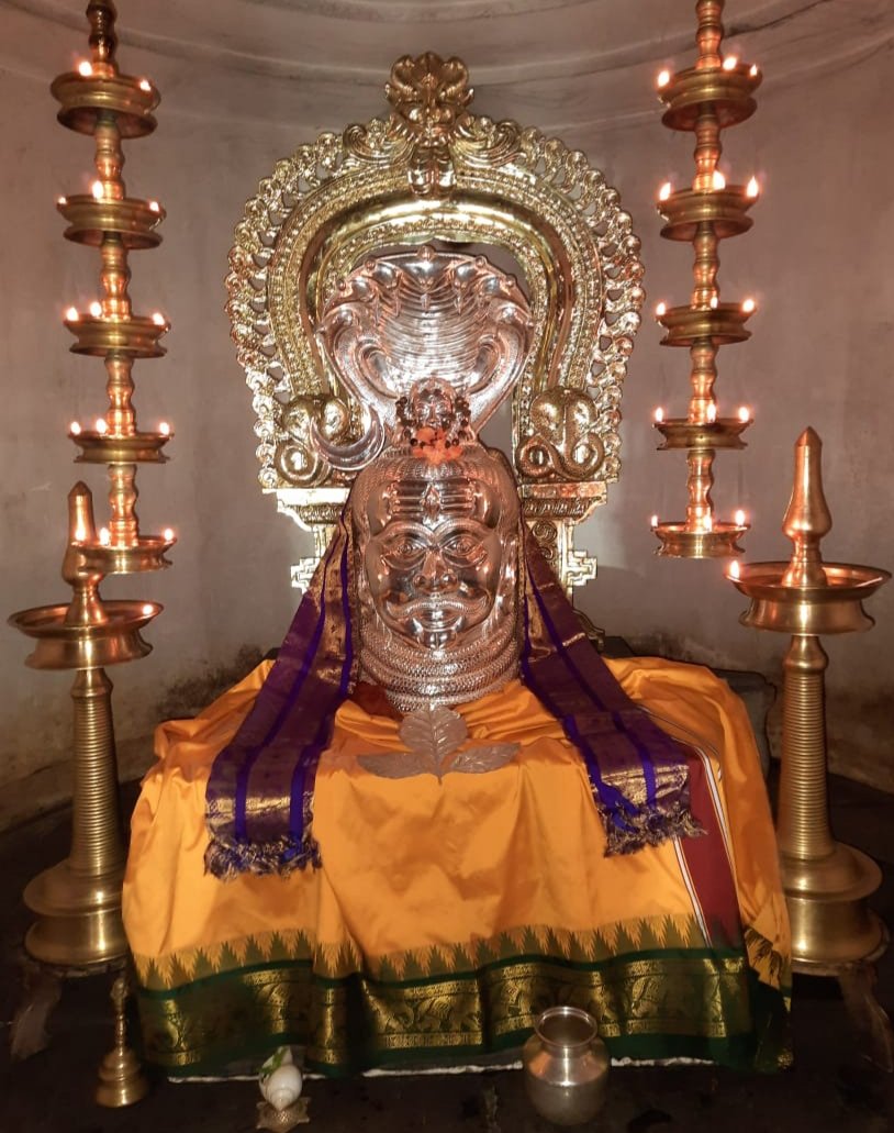 ShankaraPeetha's tweet photo. ಶ್ರೀಮಠದ ಪ್ರಧಾನಮಠ ಶ್ರೀ ರಾಮಚಂದ್ರಾಪುರ ಮಠ, ಹೊಸನಗರದ
ಶ್ರೀ ಚಂದ್ರಮೌಳೀಶ್ವರ ದೇವಾಲಯದಲ್ಲಿ ವಿಜಯದಶಮಿ ದಿನದಂದು ನೂತನ ರಜತ ಕವಚ ಹಾಗೂ ನೂತನ ಕಂಚಿನ ಪ್ರಭಾವಳಿ ಧಾರಣೆಯಲ್ಲಿ ಶ್ರೀ ಮಹಾಗಣಪತಿ, ಶ್ರೀ ಚಂದ್ರಮೌಳೀಶ್ವರ ದೇವರ ವೈಭವದ ಒಂದು ಕ್ಷಣ. https://t.co/A1C2I4qGwx