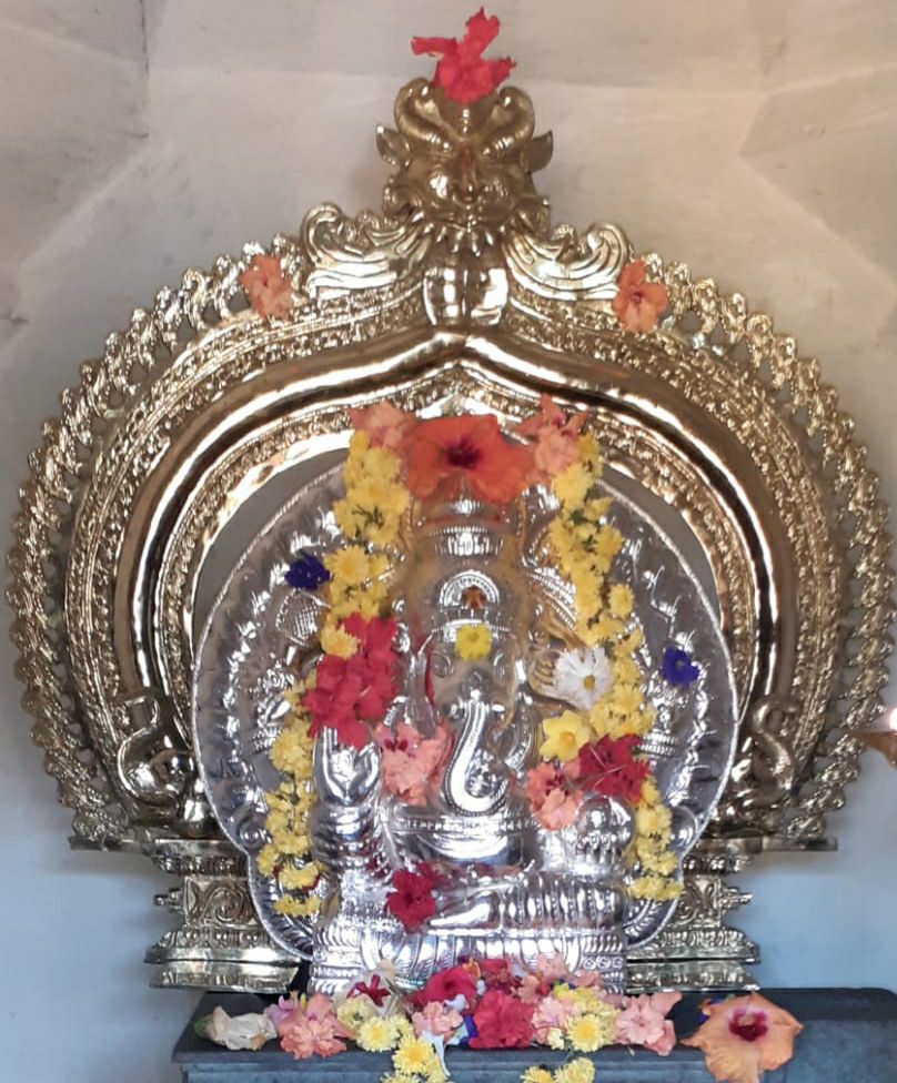 ShankaraPeetha's tweet photo. ಶ್ರೀಮಠದ ಪ್ರಧಾನಮಠ ಶ್ರೀ ರಾಮಚಂದ್ರಾಪುರ ಮಠ, ಹೊಸನಗರದ
ಶ್ರೀ ಚಂದ್ರಮೌಳೀಶ್ವರ ದೇವಾಲಯದಲ್ಲಿ ವಿಜಯದಶಮಿ ದಿನದಂದು ನೂತನ ರಜತ ಕವಚ ಹಾಗೂ ನೂತನ ಕಂಚಿನ ಪ್ರಭಾವಳಿ ಧಾರಣೆಯಲ್ಲಿ ಶ್ರೀ ಮಹಾಗಣಪತಿ, ಶ್ರೀ ಚಂದ್ರಮೌಳೀಶ್ವರ ದೇವರ ವೈಭವದ ಒಂದು ಕ್ಷಣ. https://t.co/A1C2I4qGwx