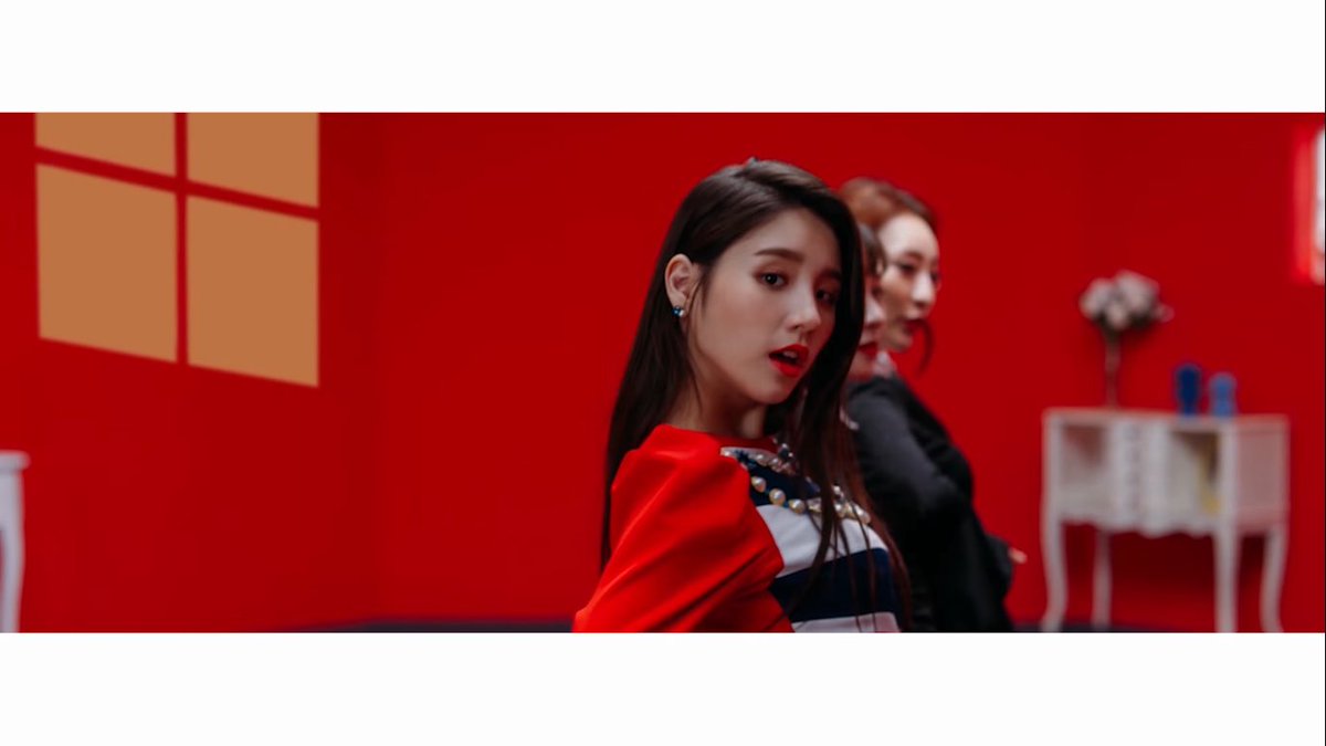 first we need to establish that heejin created odd eye circle in vivid, filling her black and white world with red, yellow and then blue. meaning kim lip, hyunjin and jinsoul respectively who these colors belong to