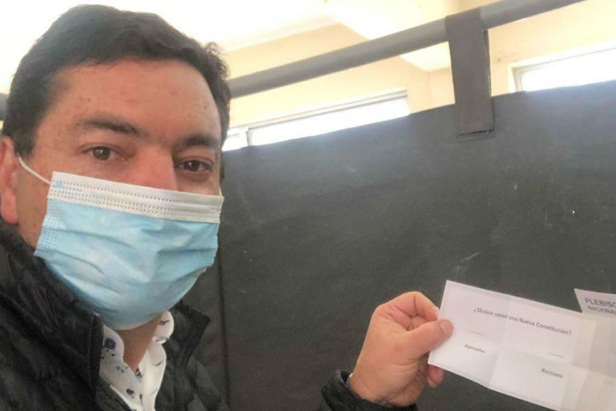 latercera's tweet photo. 🗳#PlebiscitoChile | Diputado Juan Manuel Fuenzalida (UDI) fotografía su voto y lo sube a Instagram https://t.co/OpEir3UCol https://t.co/aVoAqxSEM1