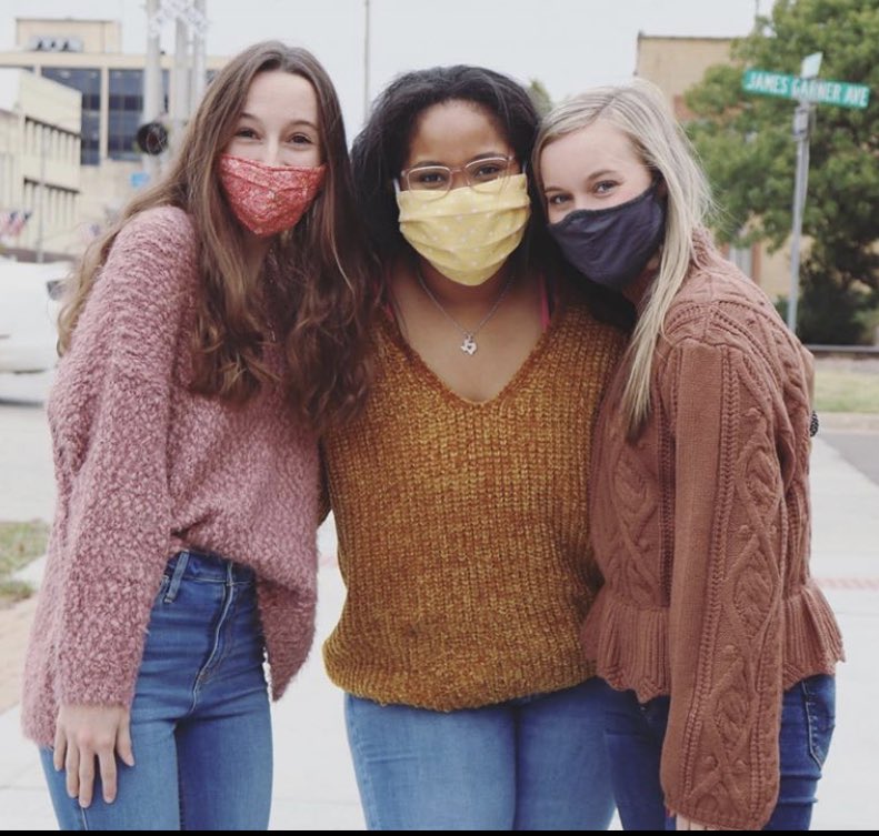 ougphi's tweet image. We are keeping our sisters close during this cold Fall weather!🍂💗