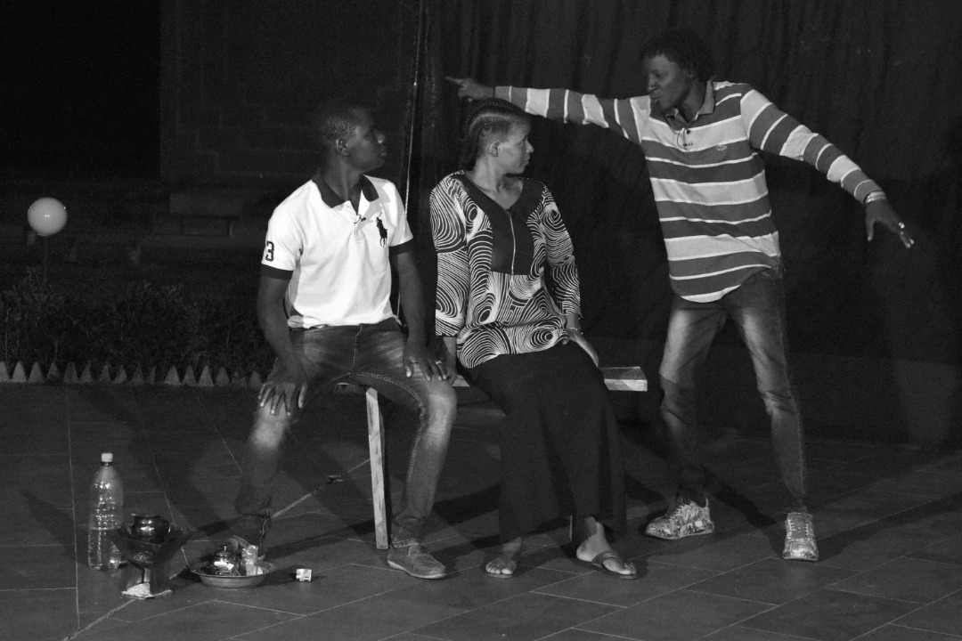 JeFaisDuHampate's tweet photo. Le spectacle "AU NOM DU THÉ, DU SUCRE ET DU GRIN" au Campus universitaire de Kabala ! 

Texte : Issouf Kone 
Mise en scène : Levis Togo
Musique : Drissa Kouyate 
Images : Sam

Comédiens : Yoro Diakité, Dasson Diarra, Aïssé Maiga, Ismaël Alhadji, Modibo Konate https://t.co/qhBYOnenwF