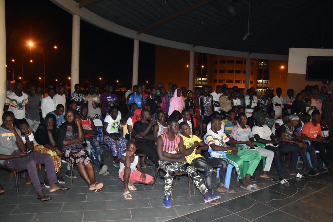 JeFaisDuHampate's tweet photo. Le spectacle "AU NOM DU THÉ, DU SUCRE ET DU GRIN" au Campus universitaire de Kabala ! 

Texte : Issouf Kone 
Mise en scène : Levis Togo
Musique : Drissa Kouyate 
Images : Sam

Comédiens : Yoro Diakité, Dasson Diarra, Aïssé Maiga, Ismaël Alhadji, Modibo Konate https://t.co/qhBYOnenwF