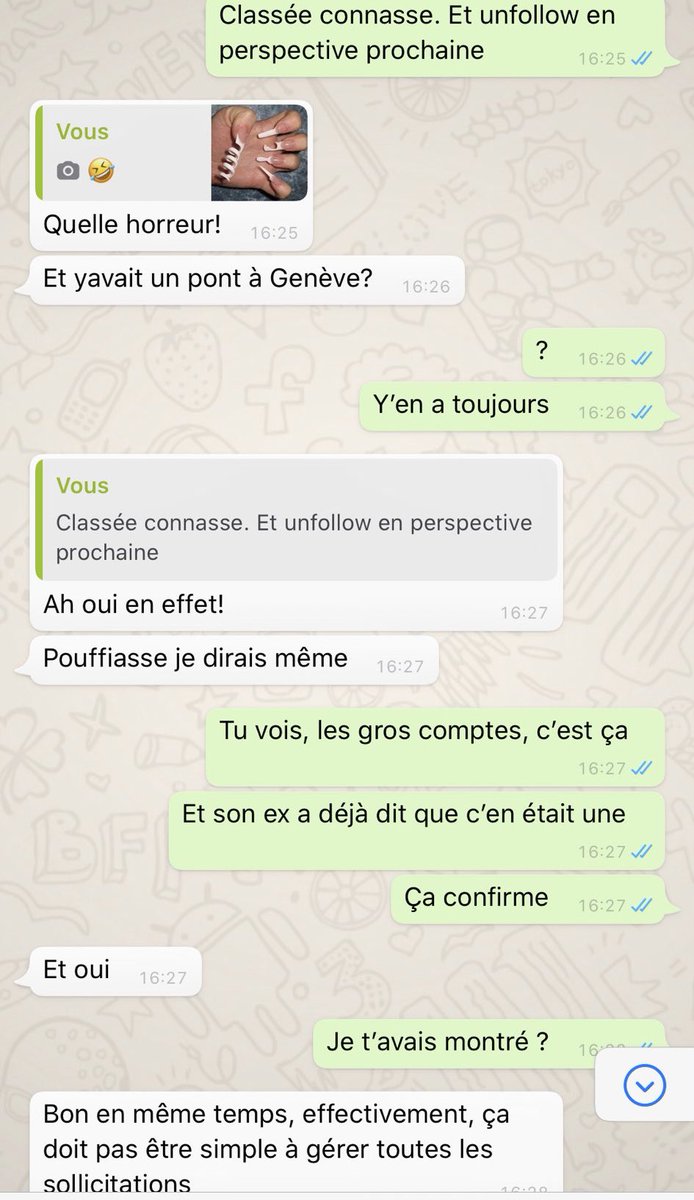 Je reçois alors soudain toute une série de captures d’écran de cette même personne en DM qui me poste une conversation où elle parle en vert (avec une amie)Je vous laisse apprécier le « classée connasse » et « sale pouffe »