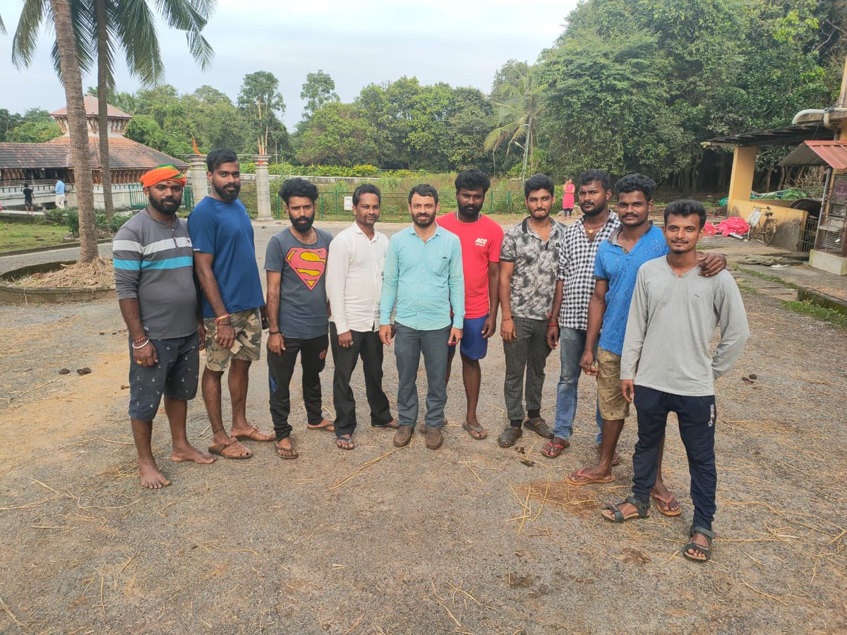 jpshirva's tweet photo. ವಿಶ್ವ ಹಿಂದು ಪರಿಷದ್ ಬಜರಂಗದಳ ಮಾತೃಶಕ್ತಿ ಮಟ್ಟಾರು ಘಟಕದ ವತಿಯಿಂದ ಗೋವಿಗಾಗಿ ಮೇವು ಸಂಕಲ್ಪದಡಿಯಲ್ಲಿ ಹಸಿ ಹುಲ್ಲು ಕತ್ತರಿಸಿ ನೀಲಾವರ ಗೋಶಾಲೆಗೆ ಸಮರ್ಪಿಸಲಾಯಿತು.
#GowMatha https://t.co/PpP7isOign