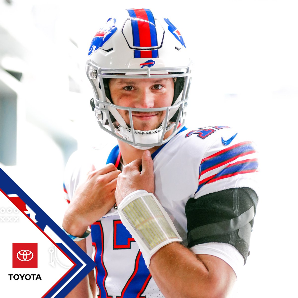 BuffaloBills's tweet photo. When mom says no, but dad says yes.
#BUFvsNYJ | #BillsMafia https://t.co/O4PdWkgmGG