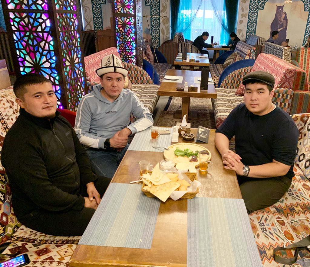 ETashtanbaev's tweet photo. Маңдайыбызда Чубак Устазыбыздын Уулу Абдулла. Абдулланы биринчи көргөндө, сүйлөшкөндө Чубак устазды көргөндөй болдум. Сүйлөгөнү, тамашалашканы, манерасы Чубак устазыбыздын өзү-копия, өмүрүнө береке берсин. Көздөн жаш чыгып кетейин деди... өзүмдү араң кармап, сы�� билгизген жокмун https://t.co/8KC3I3ZrQT