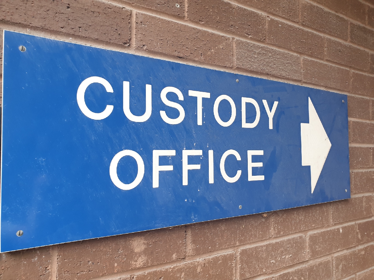 MerPolKnowsley's tweet photo. #OpTarget - Colleagues from Matrix Disruption patrolling #Knowsley during the early hours of this morning have arrested a 30yr old #Widnes male. Shortly before 2am officers #stopsearched a male on Netherley Road π Knuckle duster & drugs recovered. Taken into #custody β¬οΈ https://t.co/tdD9qO9CmP