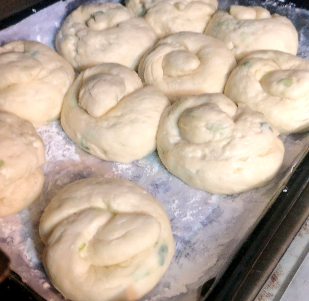 junoesque's tweet photo. So I couldn't let the weekend go by without baking now could I ? Fingers crossed these garlic knots come out okay.
#sundaybaking #bakingbuns https://t.co/oz7dYWePUD