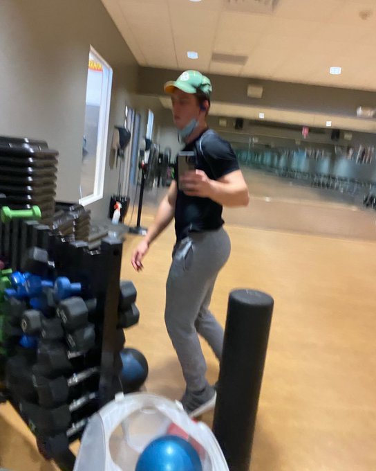 Kiss my azzzz🥰 jk🐣 the last pic iz me literally tripping over my own foot into the weight rack.. https://t