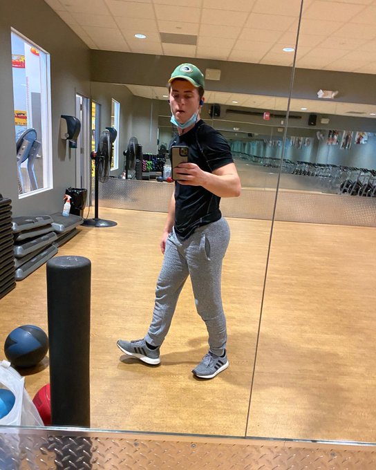 Kiss my azzzz🥰 jk🐣 the last pic iz me literally tripping over my own foot into the weight rack.. https://t