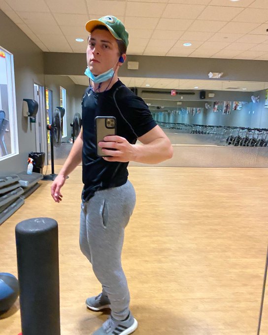 Kiss my azzzz🥰 jk🐣 the last pic iz me literally tripping over my own foot into the weight rack.. https://t