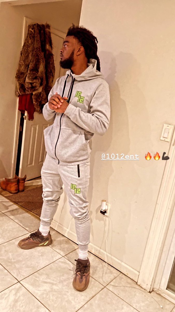 CeeFreak6's tweet photo. Watch the next sweatsuit ima cop 🔥🔥🔥👀👀👀🤦‍♂️ #1012 #everlastingempire #3G3 https://t.co/F9mSUbBk87