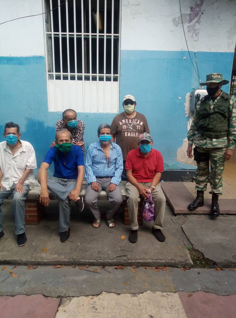 salainass's tweet photo. #InassAlDía | Nuestros abuelos y abuelas residente del Centro del #INASS @CasaTriaje y su personal asistencial, participan activamente en el #SimulacroAN2020 para el rescate de la Asamblea Nacional. 
#LaFamiliaQueProtege
@NicolasMaduro @Maga_Vina @pestana_jl @PresidencialVE https://t.co/fSZjDe53Ic